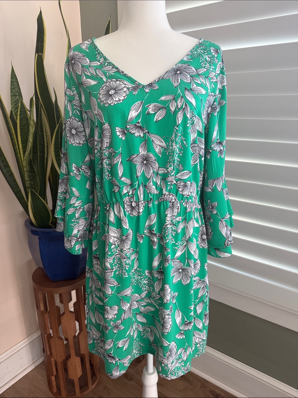 Green Floral V‑Neck Bell Sleeve Dress 💚